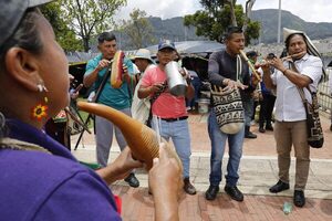 Petro busca en las calles apoyo para sus reformas a un mes de elecciones regionales - MarketData