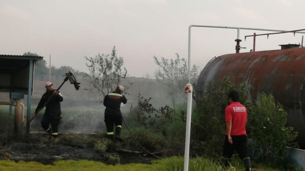 Bomberos combaten incendio en Minga Guazú
