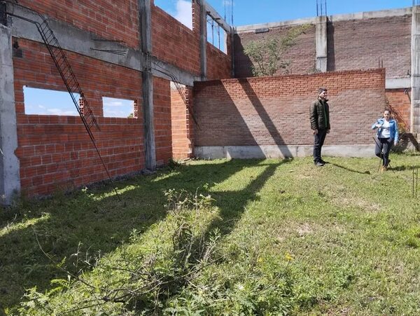 Ñeembucú: Obras inconclusas de un polideportivo pueden ser consideradas como daño patrimonial al Estado, denuncian - Política - ABC Color