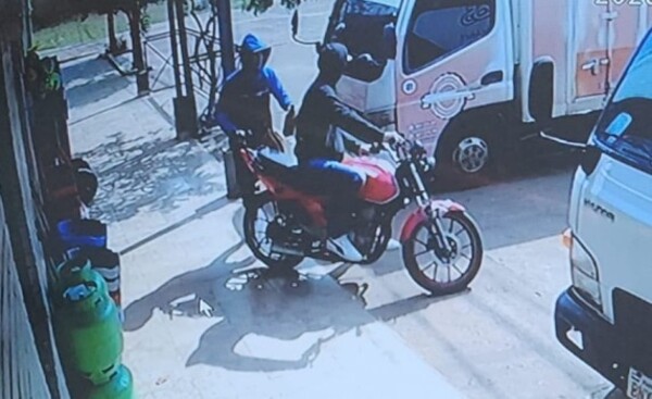 Motochorros asaltan supermercado en el barrio Don Bosco