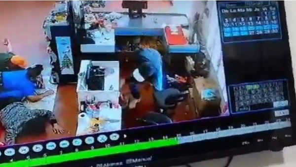 Dos asaltantes se alzan con dinero y celulares de un supermercado