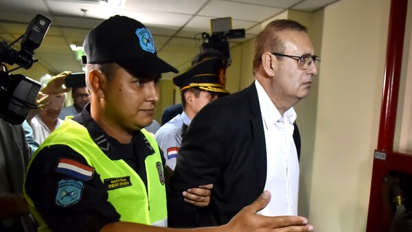 Erico tiene arresto domiciliario, pero hoy irá al Senado para hacer leyes