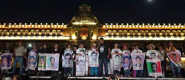 Familiares de Ayotzinapa rechazan nueva narrativa del caso