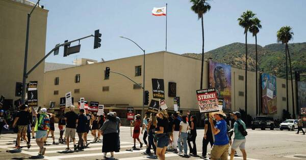 La Nación / Guionistas terminan huelga en Hollywood