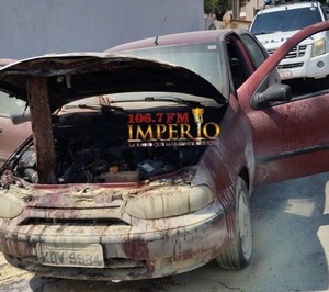 Automóvil ardió en llamas en el barrio General Díaz - Radio Imperio 106.7 FM