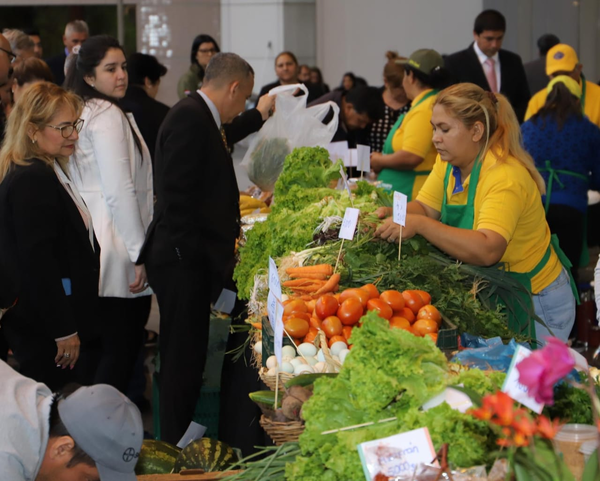Unas 60 familias ofrecen productos traídos del campo frente al Congreso Nacional - trece