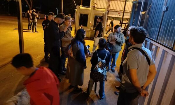Niños llegaron en canoa desde Argentina hasta Paraguay