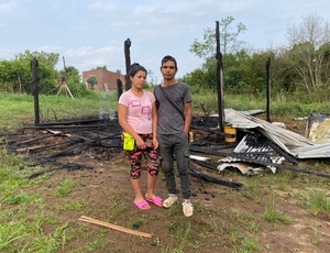 PAREJA PIDE AYUDA TRAS PERDERLO TODO EN UN INCENDIO