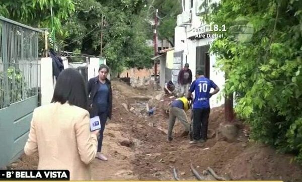 Vecinos encerrados e inundados por inicio de obras en barrio de Asunción | Telefuturo