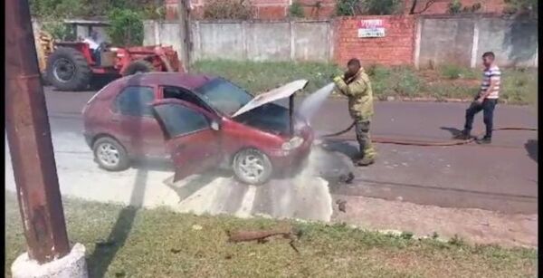 Automóvil ardió en llamas en el barrio General Díaz