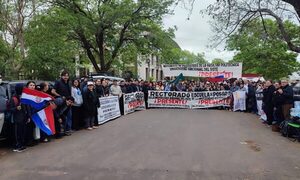 Docentes y funcionarios de la UNE se movilizan ante el Congreso en busca de nivelación salarial