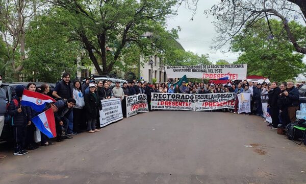 Docentes y funcionarios de la UNE se movilizan ante el Congreso en busca de nivelación salarial