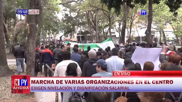 Funcionarios de la UNA y de Salud se unen en multitudinaria manifestación - Noticias Paraguay