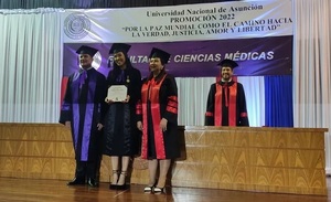 Mejor egresada de Medicina UNA: una voz fuerte contra limitaciones académicas y crisis de salud mental