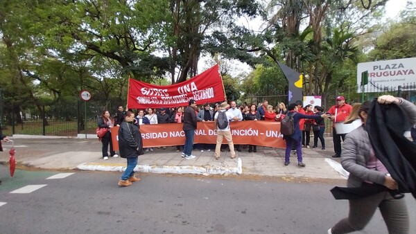 Reajuste Salarial: Funcionarios de la UNA y del Ministerio de Salud marchan en el microcentro - Unicanal