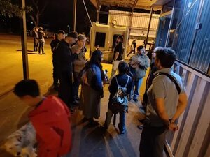 Rescatan en Paraguay a cuatro niños argentinos que fueron arrastrados por el río Paraná tras temporal - Nacionales - ABC Color