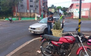 Motociclista herido durante accidente, en la rotonda de Pdte. Franco