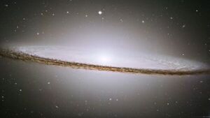 Diario HOY | Galaxia del Sombrero es captada por dos telescopios espaciales