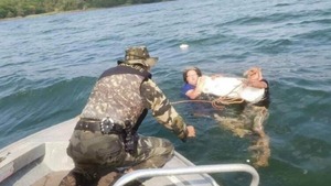 Rescatan a ocupantes de una embarcación que se hundió en el lago Itaipú - Radio Imperio 106.7 FM