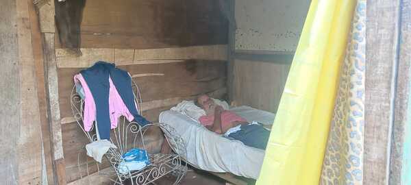 Hombre abandonado en precaria vivienda recibe asistencia médica en el HRE