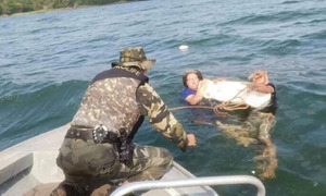 Rescatan a ocupantes de una embarcación que se hundió en aguas del lago Itaipú