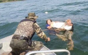 Rescatan a ocupantes de una embarcación que se hundió en el lago Itaipú – Prensa 5
