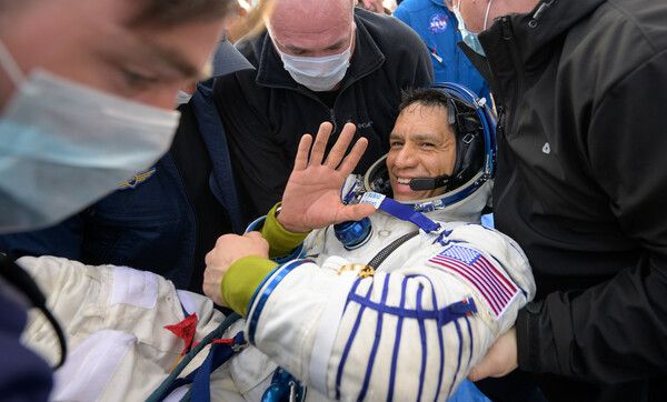 Tres astronautas volvieron a la Tierra tras un año en el espacio | 1000 Noticias