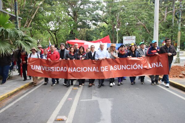 Docentes y funcionarios de la UNA levantan protestas tras acuerdo con el Gobierno - trece