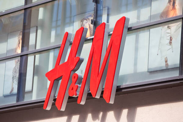 Entre diciembre de 2022 y agosto de 2023 H&M gan贸 612 millones de euros netos - Revista PLUS