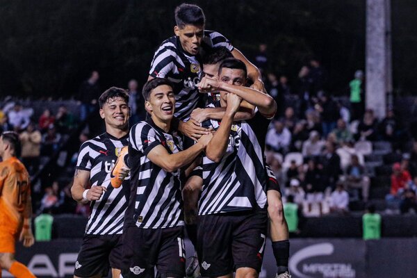 Libertad se queda con el clásico Blanco y Negro con goleada incluída - La Tribuna