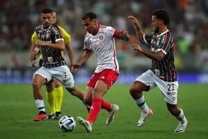 El Fluminense, con un jugador menos, empata en casa con doblete de Germán Cano - Fútbol - ABC Color