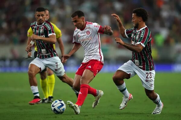 El Fluminense, con un jugador menos, empata en casa con doblete de Germán Cano - Fútbol - ABC Color