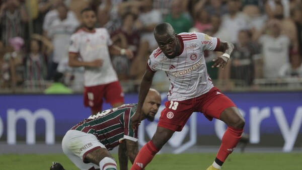 Fluminense, con un jugador menos, empata con un doblete de Cano