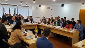 Argentina cede y promete no retener por 60 días barcazas por el peaje