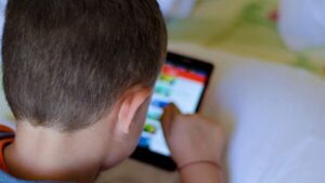 ¿Cómo afecta el uso de celulares a temprana edad? 'Llega un punto en que la vida no tiene sentido', sostiene psicólogo