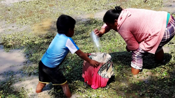 Indígenas usan ropas para filtrar el agua con barro que beben - Noticiero Paraguay