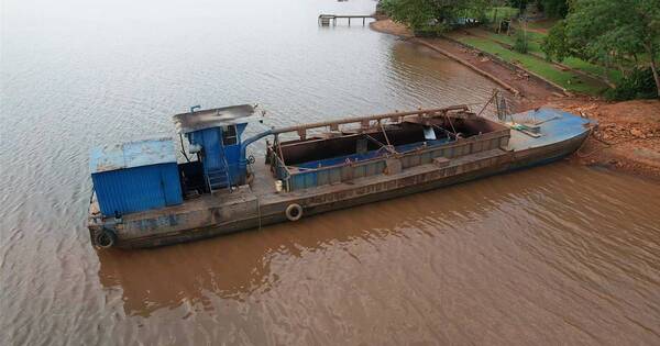 La Nación / Fiscal intervino arenera por barcaza que habría perdido combustible en lago Acaray