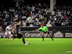 El penal para Libertad frente a Olimpia fue bien sancionado, según analista arbitral · Radio Monumental 1080 AM