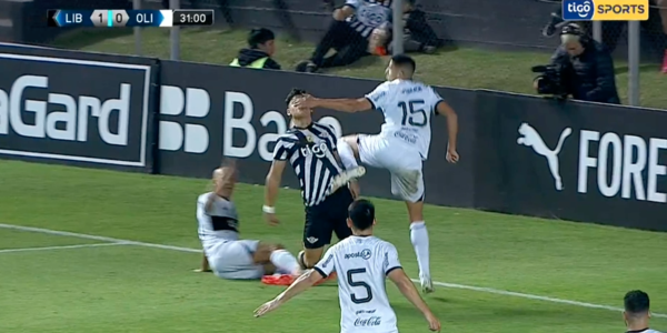 Versus / La insólita jugada de Mateo Gamarra que fue penal para Libertad