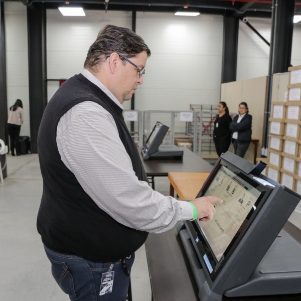 Diario HOY | Se verifican pantallas de voto para las elecciones de Abogados