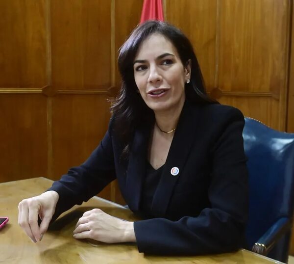 “Me voy a trabajar”, afirma ministra de MOPC sobre su viaje a Praga - Economía - ABC Color