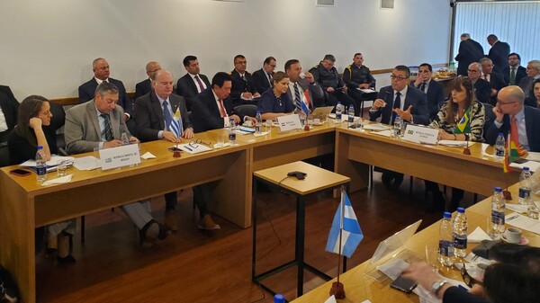 El comit茅 de la Hidrov铆a acuerda que Argentina se abstenga de embargar embarcaciones por 60 d铆as - Revista PLUS
