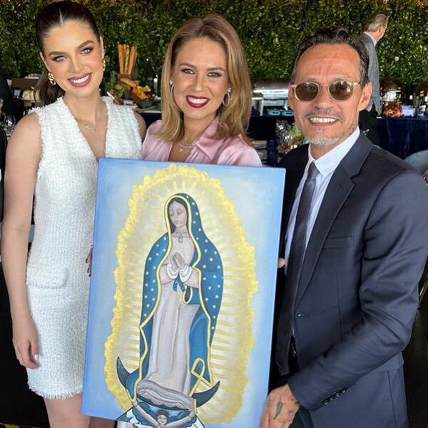 ¡Impresionante! Los compadres de Nadia Ferreira le regalaron un cuadro pintado con polvo de oro