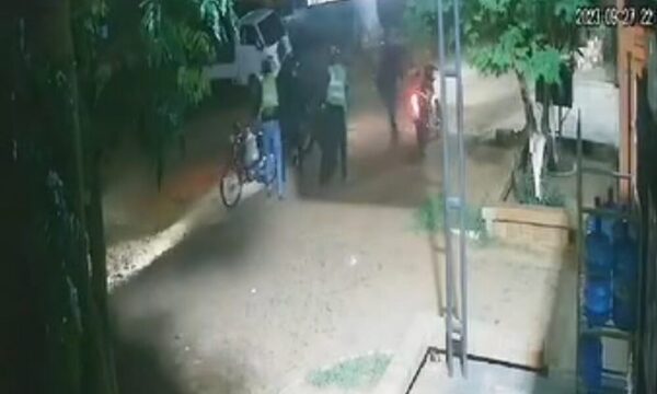 (VIDEO)Motochorros en manada robaron una moto a un hombre en Itá