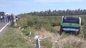 Colectivo con estudiantes paraguayos protagonizó grave accidente en Argentina