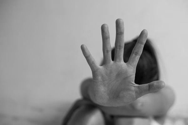Feminicidio: creyeron que se había suicidado, pero la mataron y detuvieron a su pareja - trece