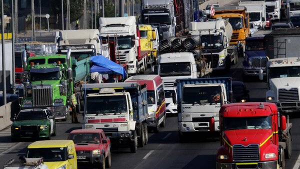 Camioneros chilenos responden con dureza a amenaza de cierre de la frontera argentina - Revista PLUS