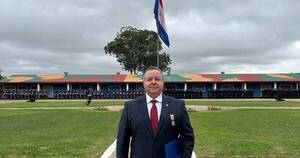 La Nación / Condecoran al exministro de Inteligencia