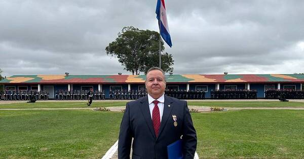 La Nación / Condecoran al exministro de Inteligencia