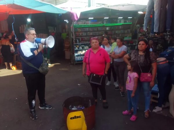 Comerciantes del Mercado 4 se manifiestan tras incautación y denuncian supuesto robo - Nacionales - ABC Color